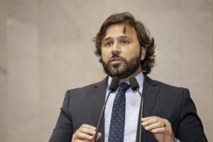Foto do deputado Rodrigo Novaes falando na tribuna da Alepe.