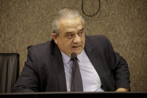 Foto do deputado Aluísio Lessa falando ao microfone durante reunião da Comissão de Justiça.