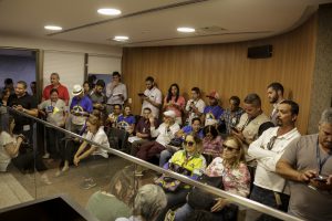 Foto mostrando aglomeração de pessoas no Plenarinho, durante a reunião da Comissão de Justiça da Alepe.