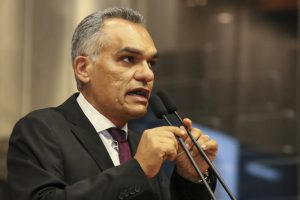 Foto de Odacy Amorim falando ao microfone da tribuna da Alepe.