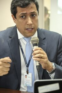 Foto de Elvino Araújo, gestor da CPRH, falando ao microfone.