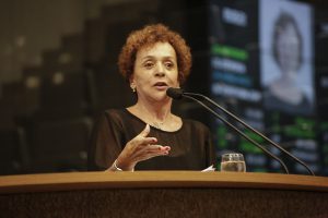 Foto de Laura Gomes falando na tribuna da Alepe.