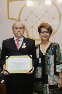 RECONHECIMENTO - O deputado Romário Dias, que já foi conselheiro da Corte, também foi laureado. Foto: Heluizio Almeida