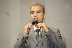 Foto do deputado Alberto Feitosa discursando na tribuna da Alepe.