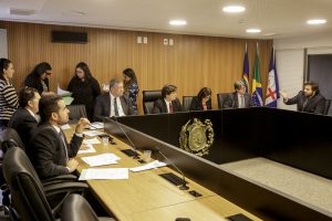 Foto mostrando deputados durante reunião da Comissão de Administração Pública no Plenarinho da Alepe.