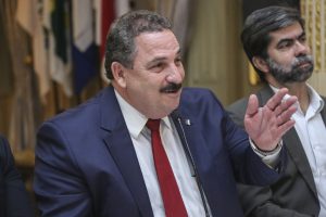 Foto do deputado Eriberto Medeiros falando e gesticulando com a mão esquerda levantada.
