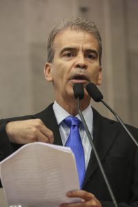 Foto de Alberto Feitosa falando ao microfone do Plenário da Alepe.
