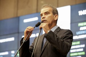 Foto de Alberto Feitosa falando na tribuna da Alepe.