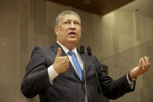 QUESTIONAMENTO - “Governo agiu de forma correta ao não chancelar fórum que sequer existe”, disse Isaltino Nascimento. Foto: Alepe