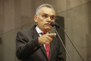 Foto de Odacy Amorim falando na tribuna da Alepe.