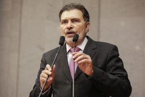 Foto de Tony Gel falando ao microfone na tribuna da Alepe.