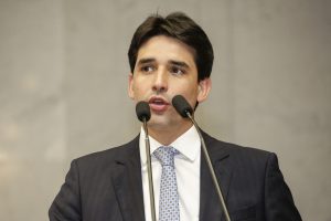 CRÍTICAS - Em Plenário, o líder da Oposição, deputado Sílvio Costa Filho (PRB), questionou regime de urgência e volume de projetos apresentados pelo Governo. Foto: Roberto Soares