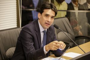 FORMALIZAÇÃO - “Peço que o Governo do Estado tenha sensibilidade com a questão dos feirantes, para que não sejam prejudicados”, solicitou Costa Filho. Foto: Alepe