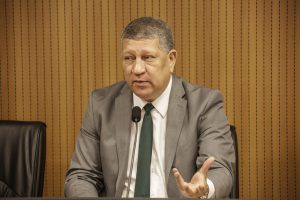 Foto de Isaltino Nascimento falando ao microfone no Plenarinho, durante a Comissão de Administração Pública.