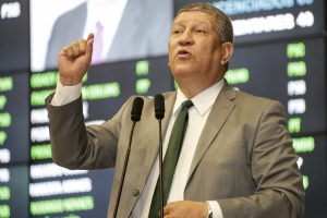 GOVERNO - Isaltino Nascimento ressaltou que propostas “otimizam o parque econômico pernambucano”. Foto: Roberto Soares