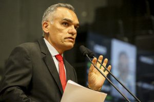 PREOCUPAÇÃO - Parlamentar lembrou que abandono de animais nas estradas causa acidentes no Interior. Foto: Jarbas Araújo
