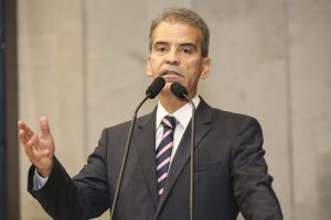 MOTIVAÇÃO - Parlamentar se baseou em proposta do Executivo, aprovada pela Alepe, referente à Procuradoria Geral do Estado. Foto: Roberto Soares