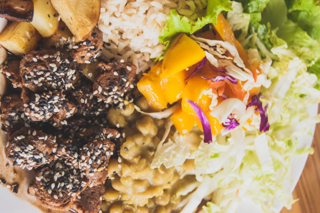 Foto de prato com alimentos coloridos e variados, todos veganos.