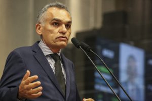 DISCURSO - Deputado anunciou destinação de emenda parlamentar para beneficiar iniciativa e também pediu conservação de barragens da região. Foto: Jarbas Araújo