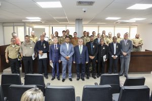 RECONHECIMENTO - Durante a cerimônia, autoridades militares e eclesiásticas foram agraciadas com a Medalha da Reforma Protestante. Foto: Alepe