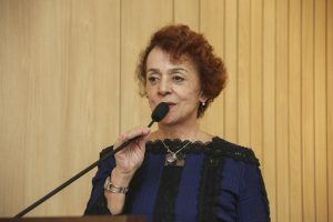 RECONHECIMENTO - “Estado não abre mão de acolher quem é do bem e faz o bem para nosso povo”, ressaltou Laura Gomes, que propôs a solenidade. Foto: Sabrina Nóbrega