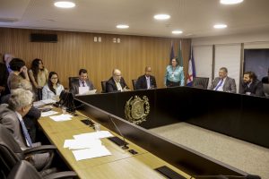 DIVERGÊNCIA - Com um voto contrário e uma abstenção, a permissão foi aprovada e seguirá para votação em Plenário. Foto: Alepe