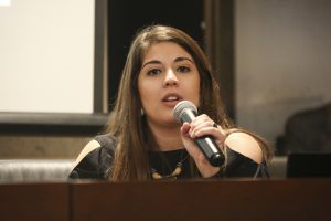 INFORMAÇÃO - “É importante que os cidadãos saibam que podem contribuir com os trabalhos legislativos", destacou servidora Gabriela Vilela, da Ouvidoria da Alepe, que apresentou o conteúdo da publicação. Foto: Sabrina Nóbrega