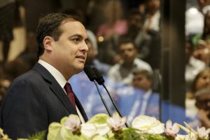 DESAFIOS - “É urgente desmontar os palanques, desarmar os espíritos e buscar o convergências”, acredita Paulo Câmara. Foto: Jarbas Araújo