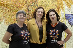 GAAPAC - Diretoria da entidade é composta por mulheres que enfrentaram o câncer. Na imagem, a enfermeira Madalena Andrade (E), a médica Ana Maria Aguiar (C) e a psicóloga Helena Pedrosa (D). Foto: Alepe