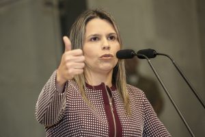 CRÍTICA - Integrante da Oposição, Clarissa Tércio denunciou as más condições de atendimento oferecidas aos pacientes. Foto: Roberto Soares