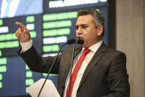 MERCADO - Parlamentar disse que a medida, em vigor desde o último dia 6, coloca os pequenos produtores em desvantagem comercial. Foto: Roberto Soares