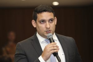 MINUTO DE SILÊNCIO - O deputado Romero Albuquerque lembrou o trabalho de Robson Melo em prol da causa animal. Foto: Roberto Soares