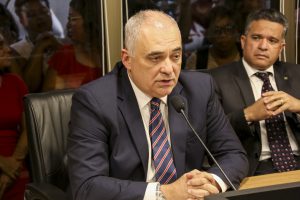 MANOBRA - Para Marco Aurélio Meu Amigo, líder da Oposição, houve “tratoragem” dos governistas ao permutarem membros do colegiado. Foto: Alepe