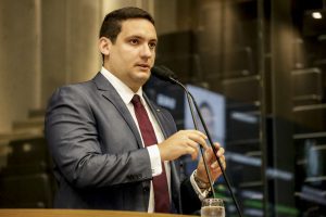 EXCESSO - Parlamentar condenou decreto municipal que permite a circulação desse tipo de carroça por mais dois anos. Foto: Jarbas Albuquerque