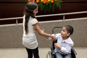 CADEIRANTE - Angel Gabriel, que nasceu com malformação na coluna, sente falta de espaços adaptados para brincar. Foto: Alepe