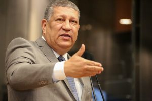 LEGALIDADE - Em resposta, o líder do Governo, deputado Isaltino Nascimento, defendeu a lisura do processo. Foto: Jarbas Araújo
