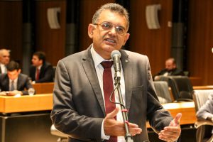PAULO DUTRA - “Podemos começar o segundo semestre com todos os professores de regime integral trabalhando 26 horas”, acredita. Foto: Jarbas Araújo