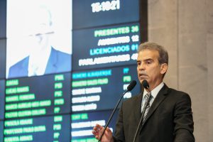 INICIATIVA - Deputado explica que ação proporciona banho de mar acessível a pessoas com deficiência ou mobilidade reduzida desde 2013. Foto: Roberto Soares