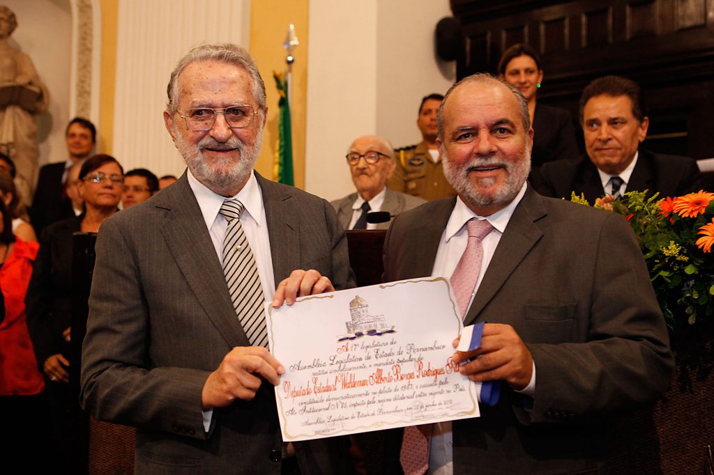 HOMENAGEM - Em 2012, 25 deputados que foram cassados pela ditadura foram reempossados, simbolicamente, no Palácio Joaquim Nabuco. Solenidade foi de iniciativa do deputado Waldemar Borges, que entregou diploma ao pai. Foto: Arquivo Alepe