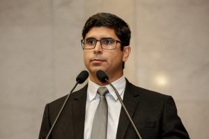 REIVINDICAÇÃO - Deputado informou que a promoção automática para o posto de cabo é prevista em lei. Foto: Roberto Soares