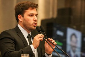 APELO - "Precisamos acabar com o sofrimento de milhares de famílias que sofrem no dia a dia com a falta d'água". Foto: Roberto Soares