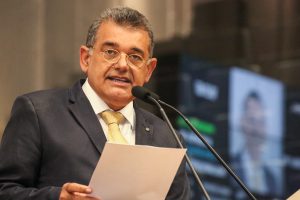 APOIO - Deputado se colocou à disposição para trabalhar na divulgação das oportunidades e na mobilização dos jovens pernambucanos. Foto: Roberto Soares