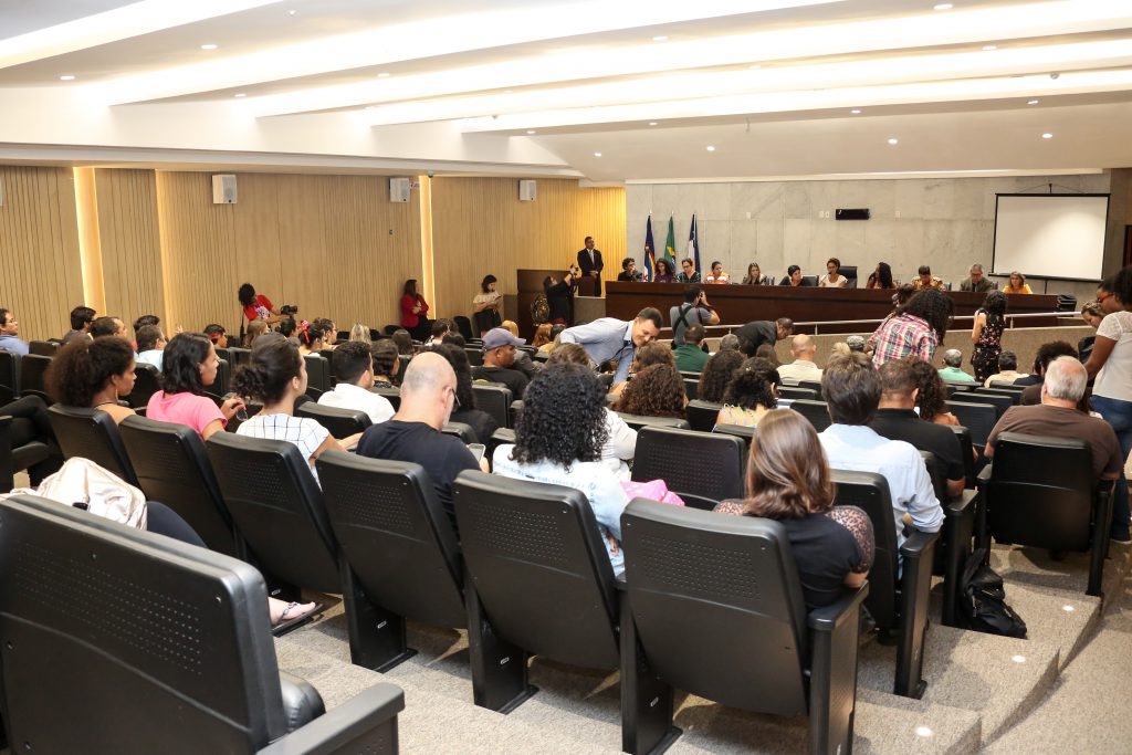 QUEIXAS - Participantes da audiência pública reclamaram sobre o tratamento que vêm recebendo da Prefeitura do Recife e do prazo estipulado para que deixem o imóvel. Foto: Alepe