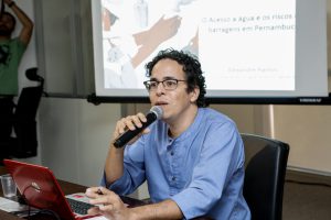DEBATE - “A realidade pernambucana mudou, a população cresceu e a quantidade de água disponível diminuiu", alertou Alexandre Ramos, que preside o Comitê da Bacia Hidrográfica do Capibaribe. Foto: Heluizio Almeida