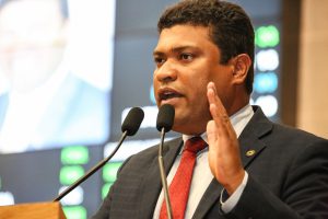 MILITARES - Na parte que prejudica, o projeto inclui todos. Mas, na que beneficia, exclui os militares estaduais”, avaliou Joel da Harpa. Foto: Jarbas Araújo