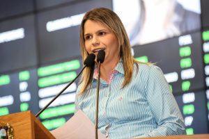 TRATAMENTO - Deputada repercutiu caso da menina Anna Laura de Azevedo Freitas, internada há cinco meses no Hospital Mestre Vitalino, em Caruaru. Foto: Roberto Soares