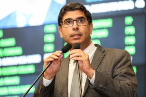 AUTORIA - Proposta, que recebeu os 32 votos dos deputados presentes, partiu do deputado Delegado Erick Lessa. Foto: Roberto Soares