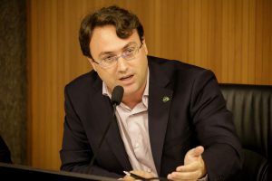 EXPLICAÇÃO - Diretor-presidente de Suape, Leonardo Cerquinho participou da reunião da Comissão de Desenvolvimento Econômico. Foto: Sabrina Nóbrega