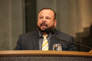 INDIGNAÇÃO - “Registro meu voto de repúdio a essa situação, na qualidade de preservador do galo mura.” Foto: Roberto Soares