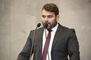 QUEIXA - O parlamentar relatou o caso de uma criança, que passou por um transplante de rim e está com dificuldades de receber os remédios. Foto: Roberto Soares